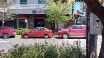 3 autos rojos y un edificio