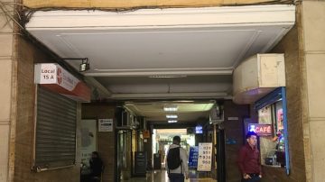 entrada con dos carteles